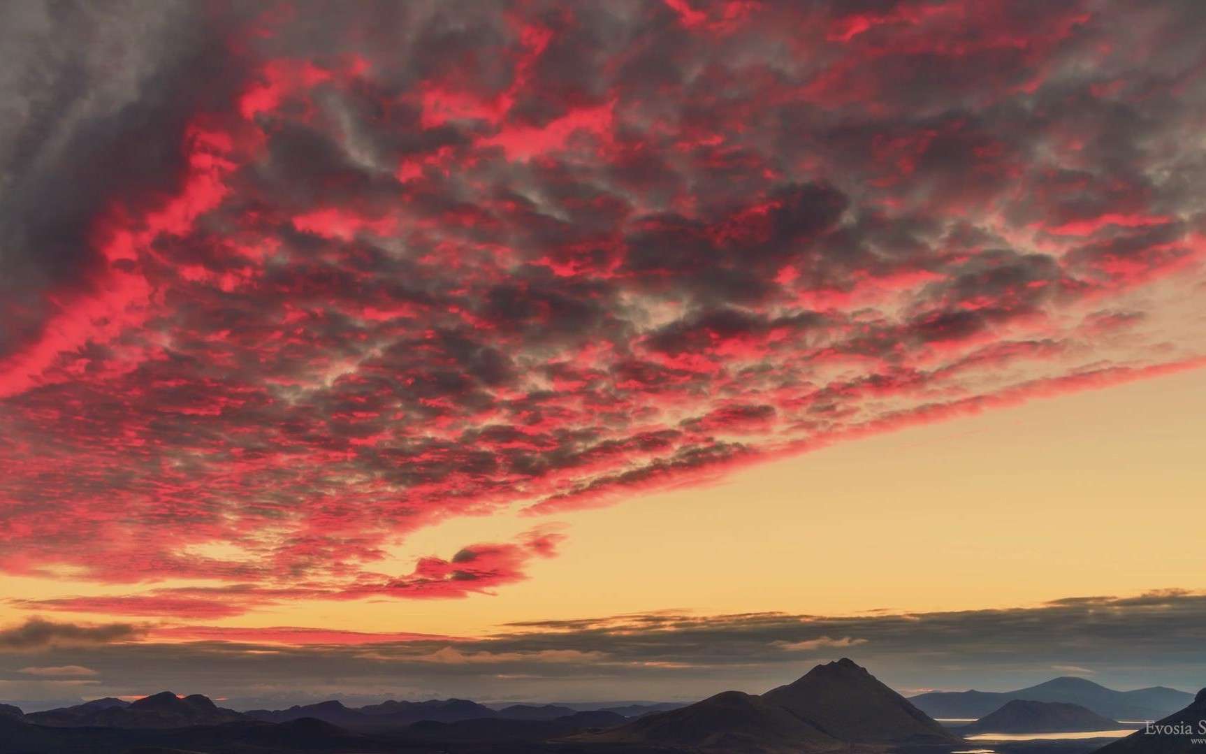 “非典型”冰岛风光延时摄影《光之极点》