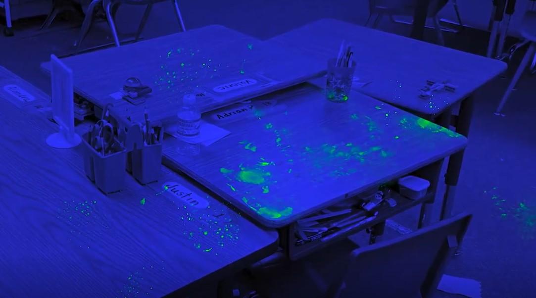 发光粉末模拟细菌传播《如果细菌能被看见》
