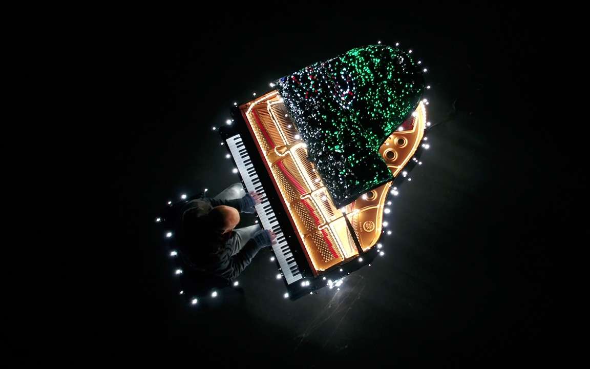 超浓圣诞味钢琴演奏，1台钢琴点亮50万支灯泡