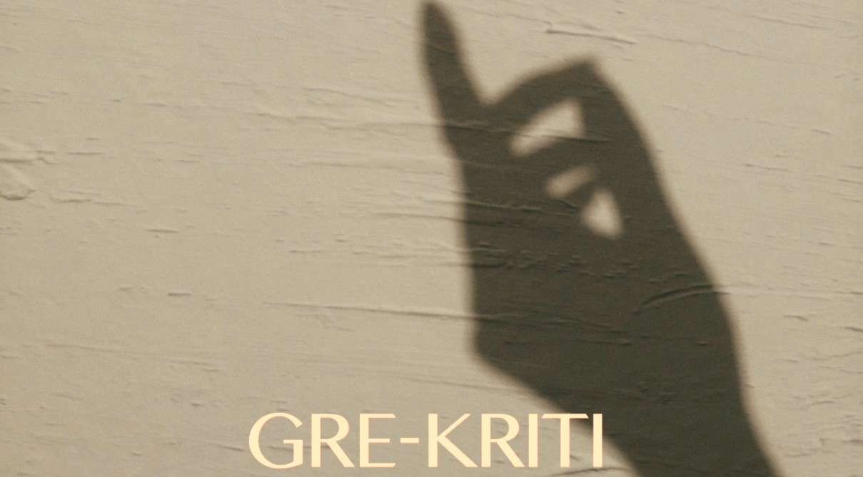 GRE-KRITI-防晒喷雾 模特广告1