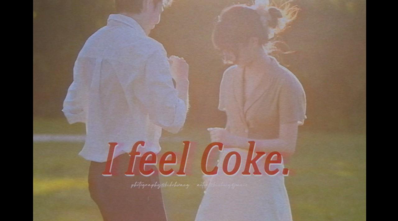 假 装 回 到 8 0 年 代 拍 一 个 可 口 可 乐