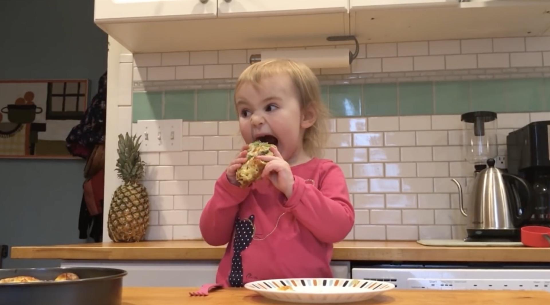 2岁小女孩做意大利煎蛋 艰难中透着一丝励志...