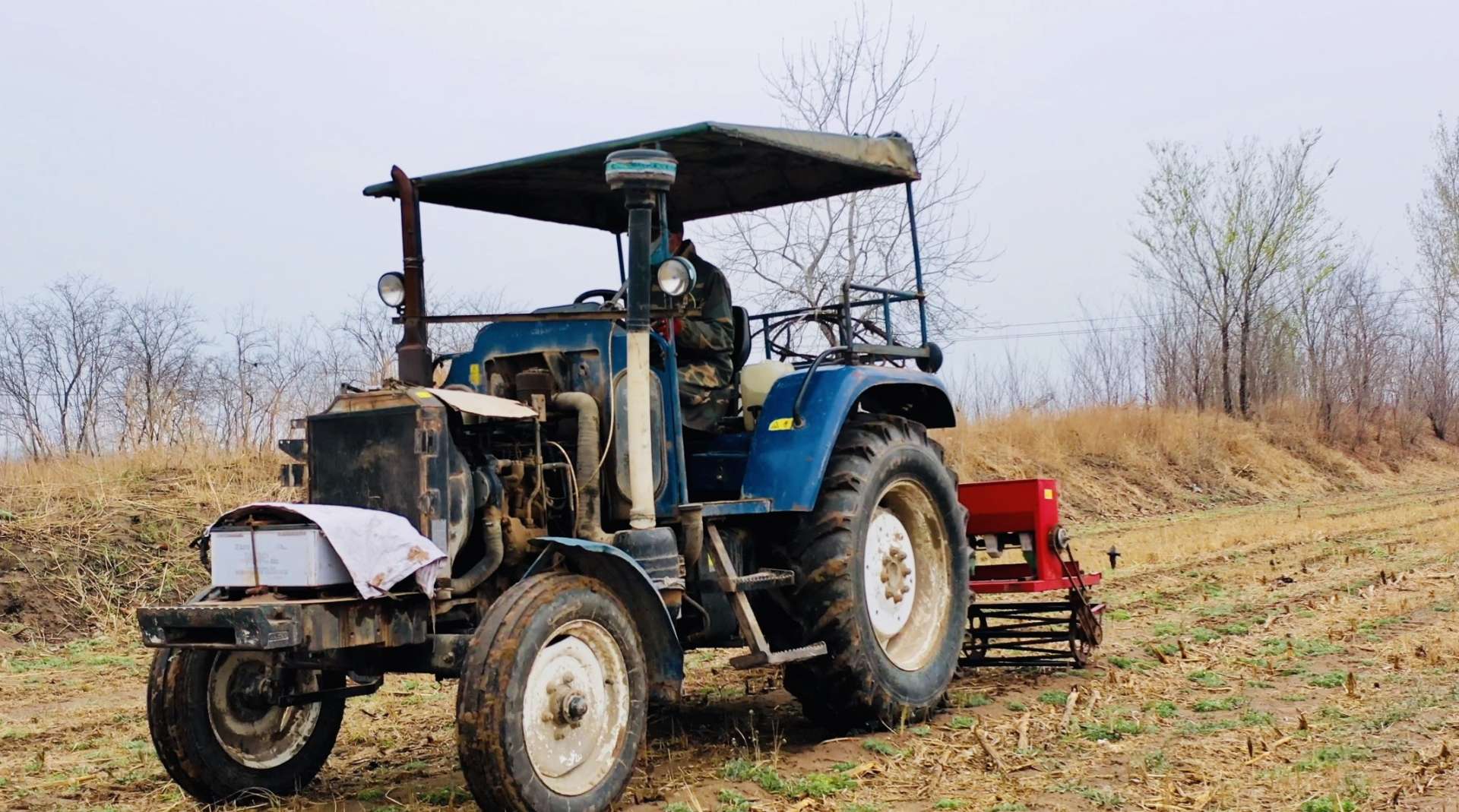 十年车龄的雷沃中马力拖拉机施肥作业
