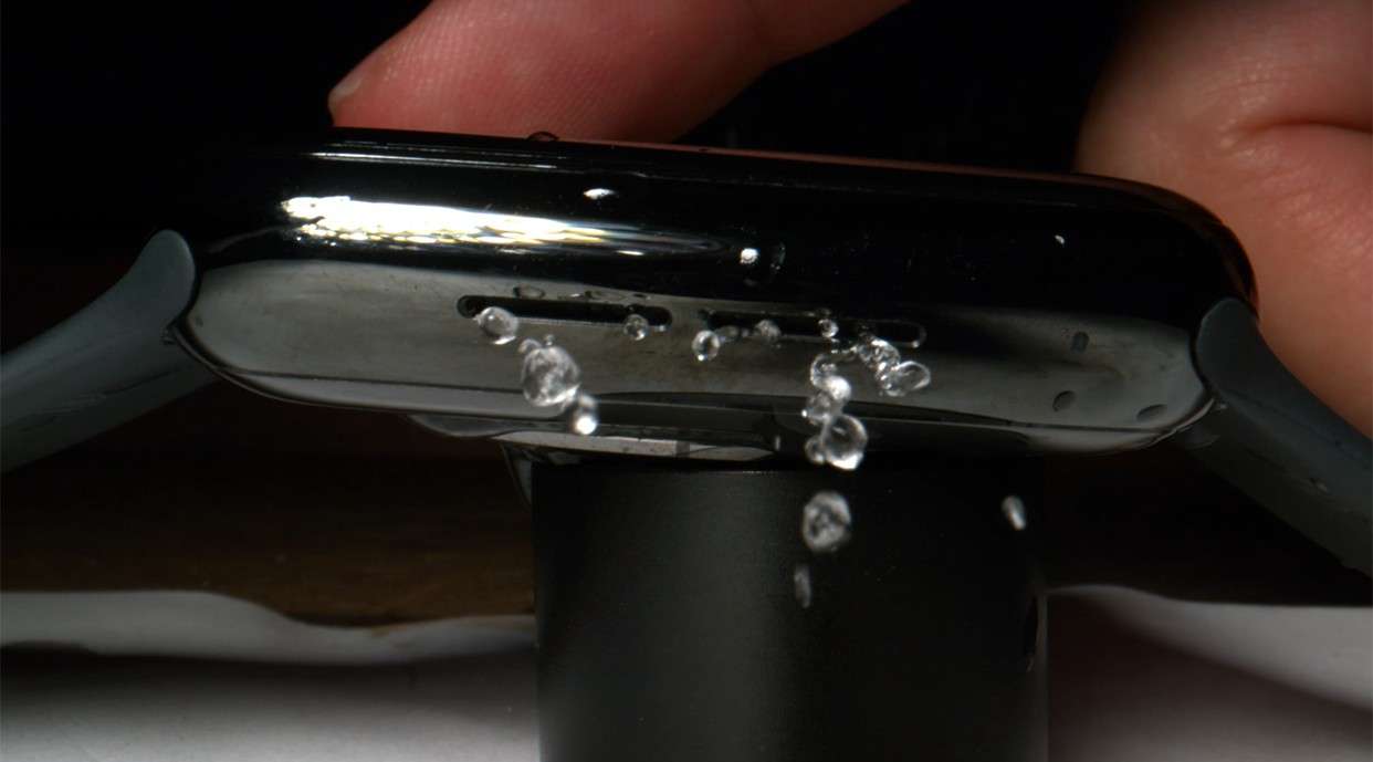 高速慢动作拍摄《Apple Watch如何排水》