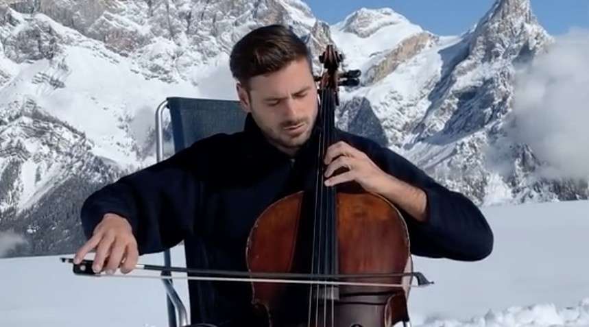 雪地里的大提琴演奏《哈利路亚》