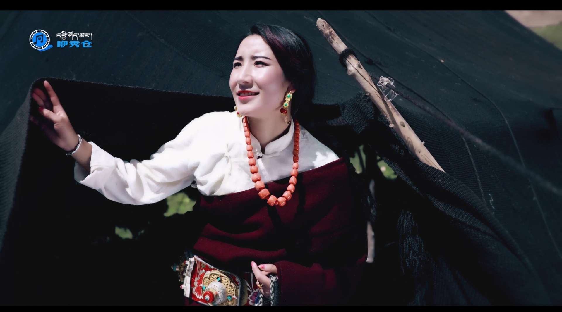 藏族女歌手：阿吉拉姆