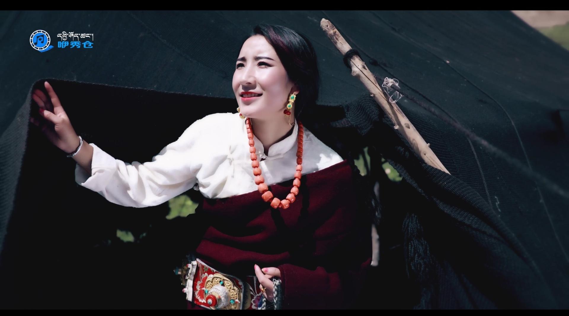 藏族女歌手：阿吉拉姆