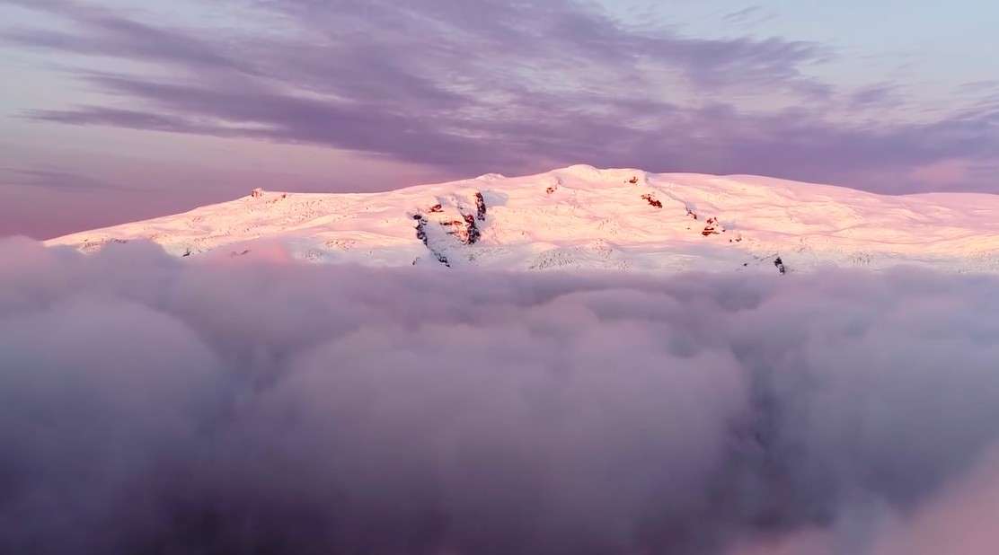 如梦似幻！冰岛航拍「云上星球」