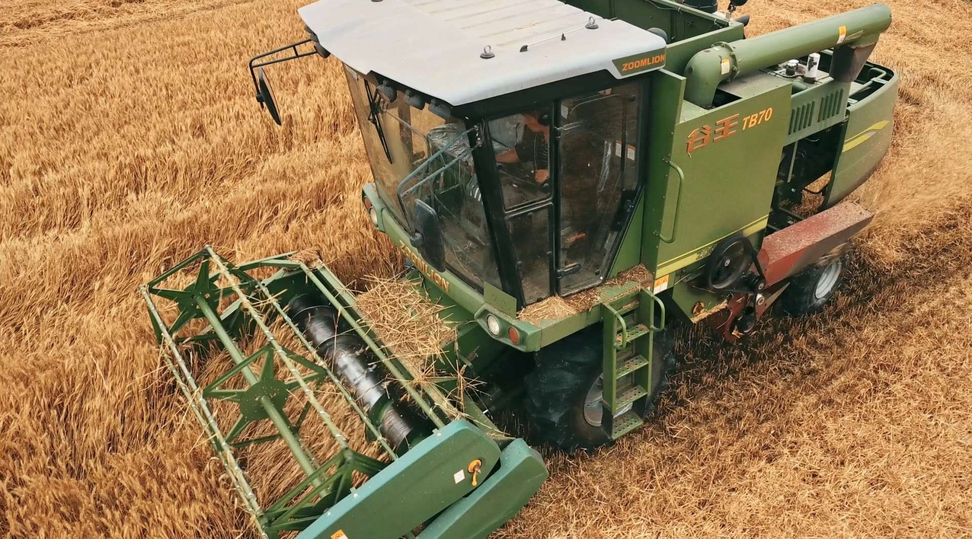 天津武清4台小麦联合收割机收割4000亩同时，拖拉机免耕播种玉米