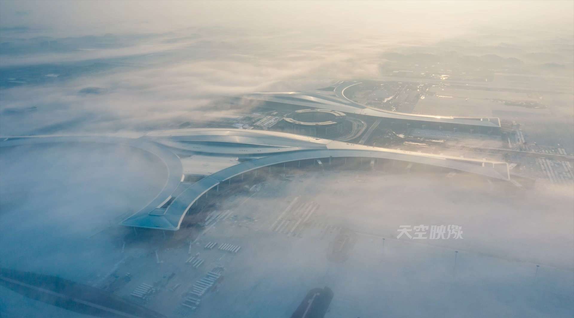 绝美晨雾中的天府国际机场通航在即