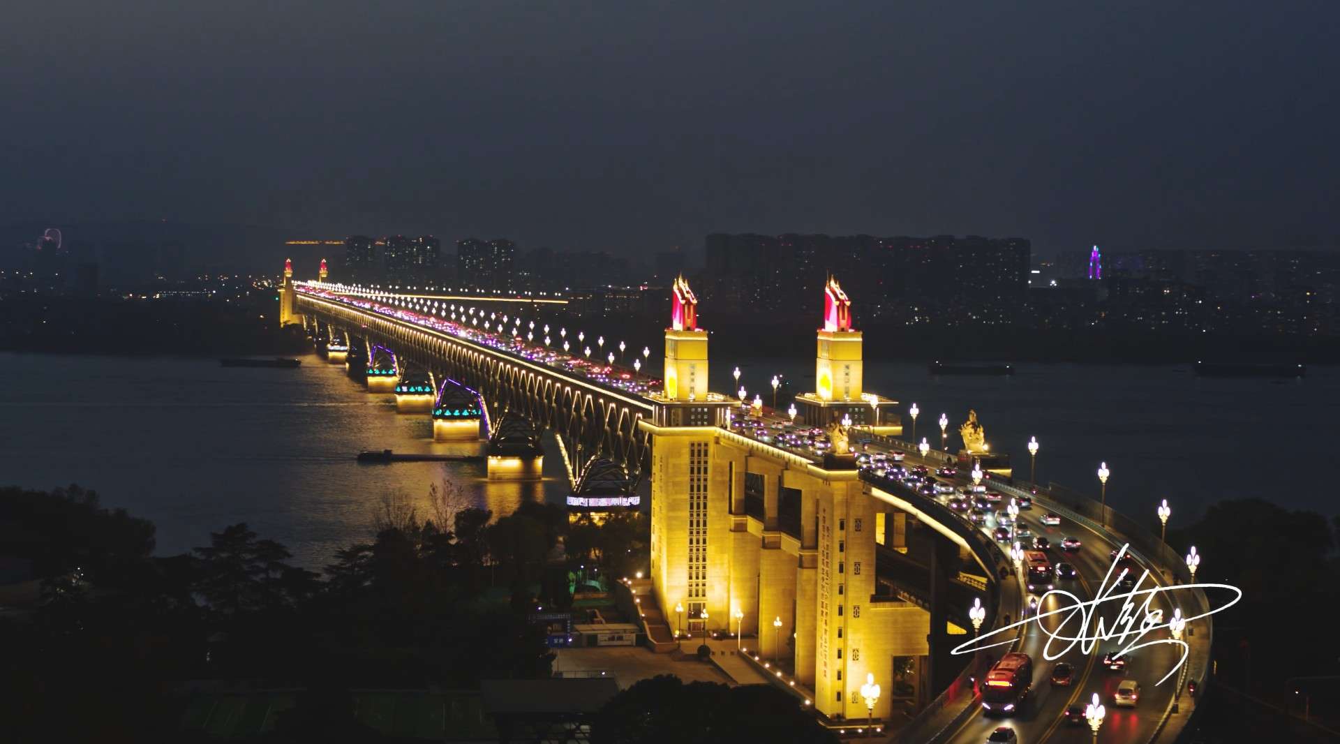 航拍夜幕下的南京长江大桥