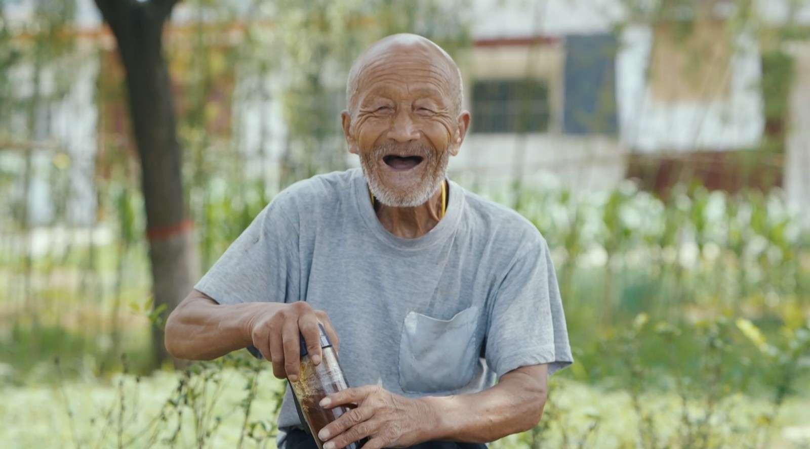 他用十年拍下农村老人们的笑容