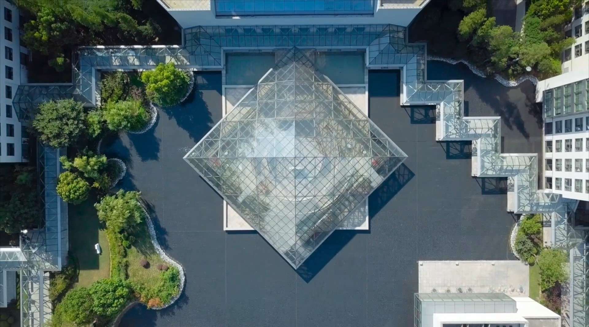 中欧国际工商学院 上海浦东的玻璃金字塔 | OUO FILMS