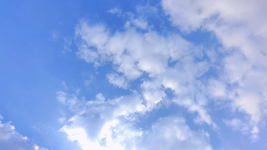 天空飘动云朵慢移动特写蓝天白云延时