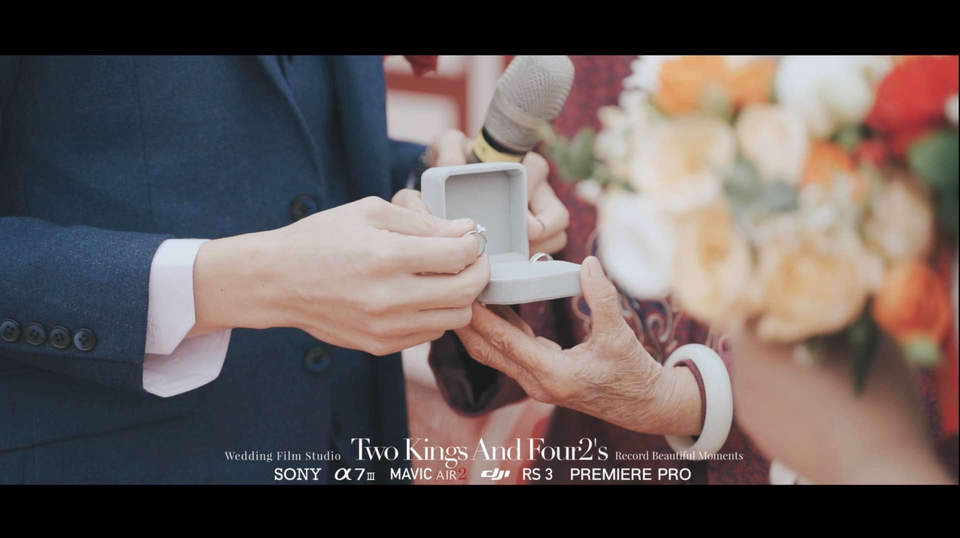 2022.10.03婚礼短片三部曲（二）奶奶给孙子传递新婚戒指。