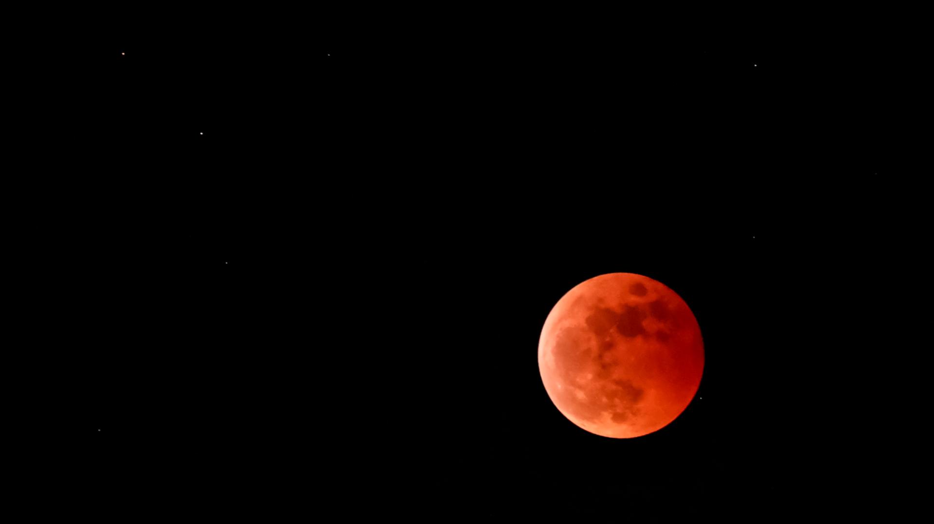 黔西南望谟——月全食遇见“红月亮”