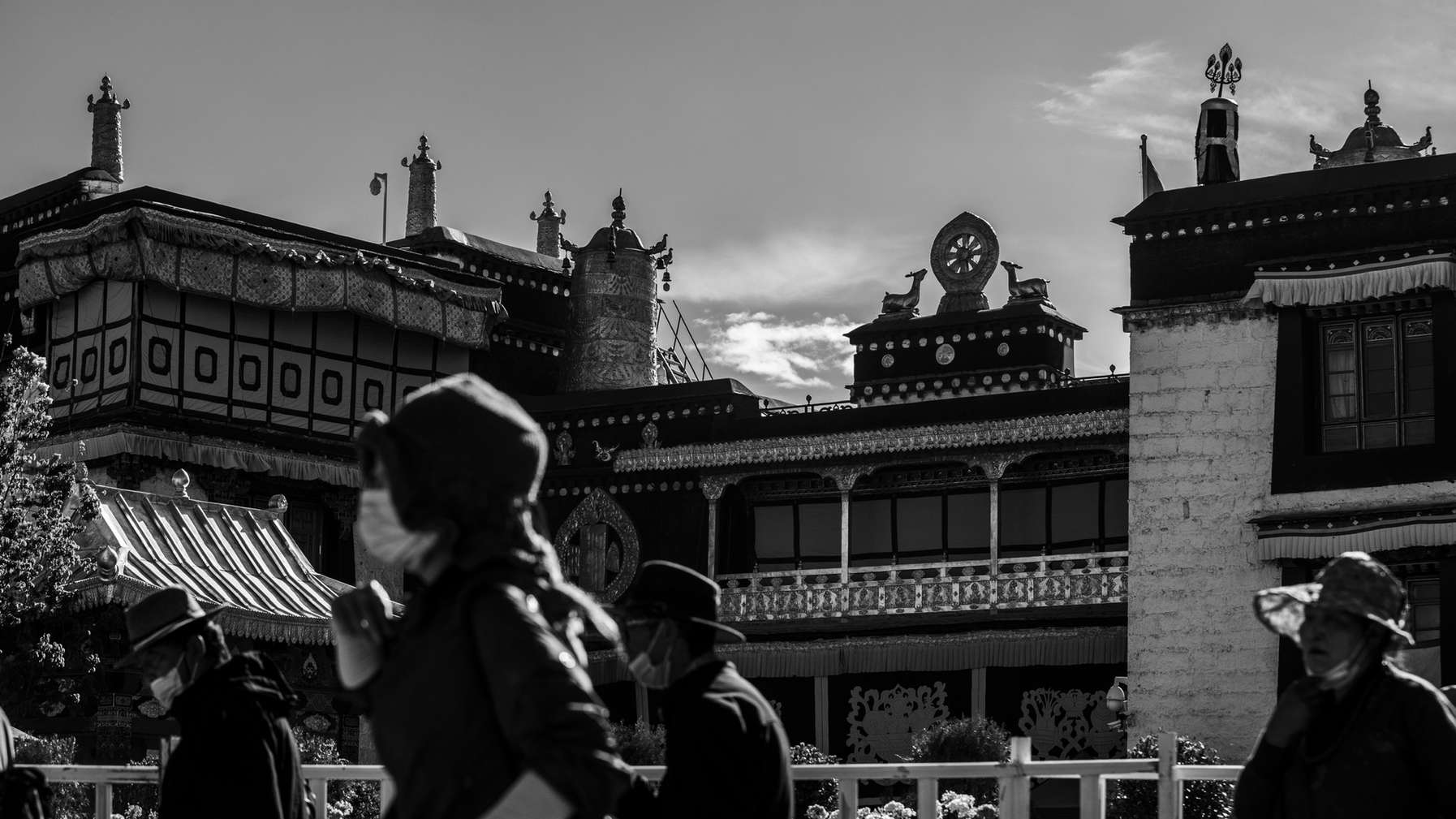 ལྷ་ལྡན་གཙུག་ལག་ཁང་། Jokhang-Temple
