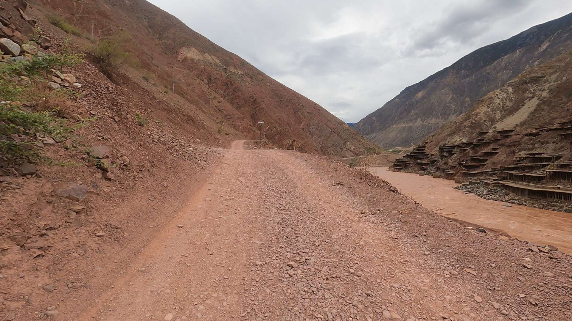 西藏昌都车拍白天山路泥巴路危险路大山里