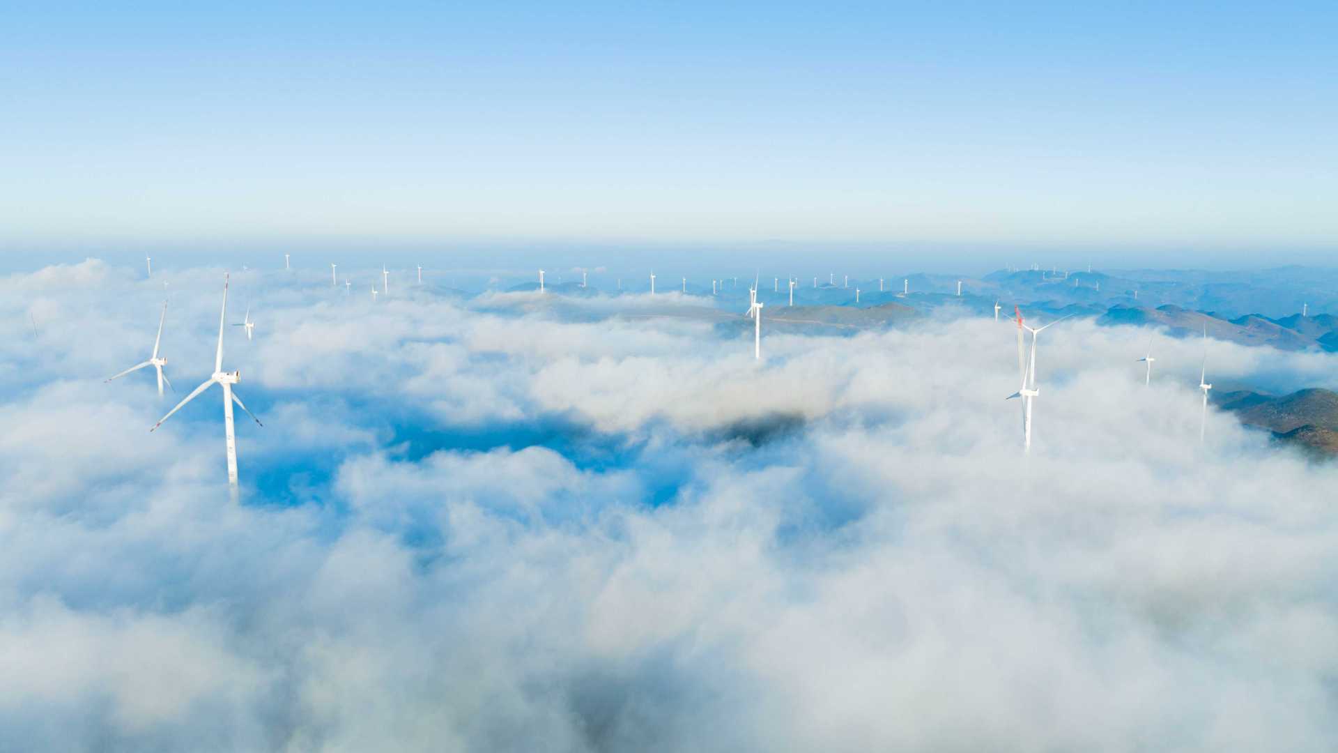 威宁彝族回族苗族自治县百草坪出现云海景观，风力发电机矗立在在云海之中，宛若仙境