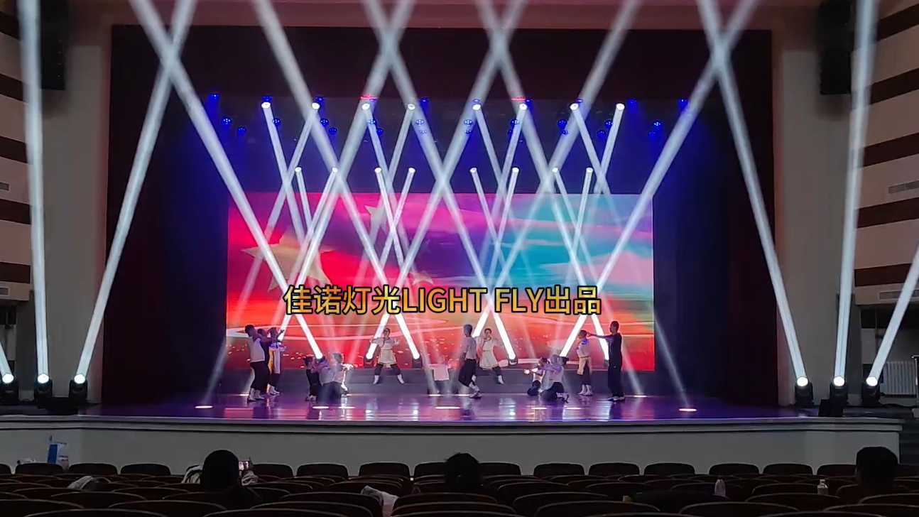 佳诺2023年新疆学院多功能演出会议室灯光案例现场灯光调试中