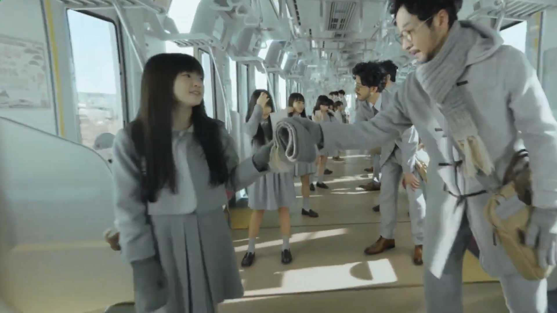 【日本地铁广告】父与女十二年地铁风景时光穿越 一镜到底