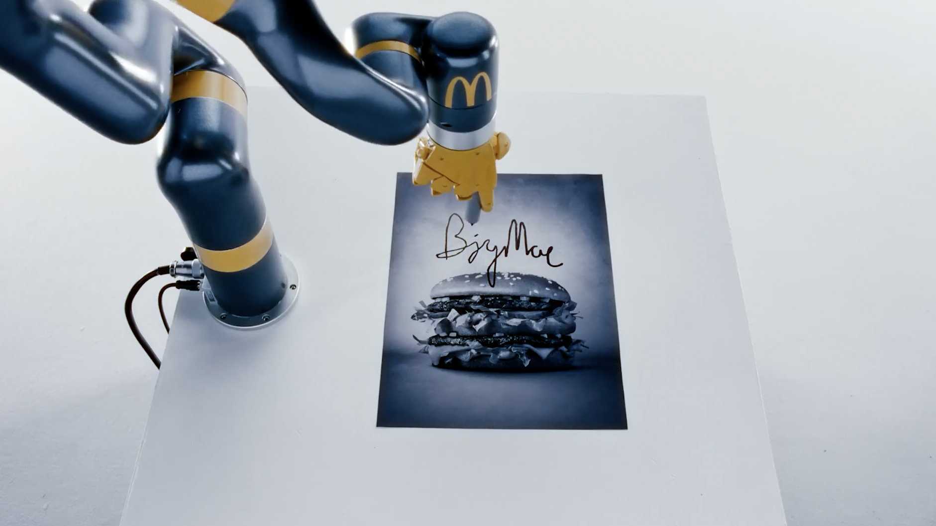 史上第一个汉堡签名！麦当劳最新脑洞宣传广告