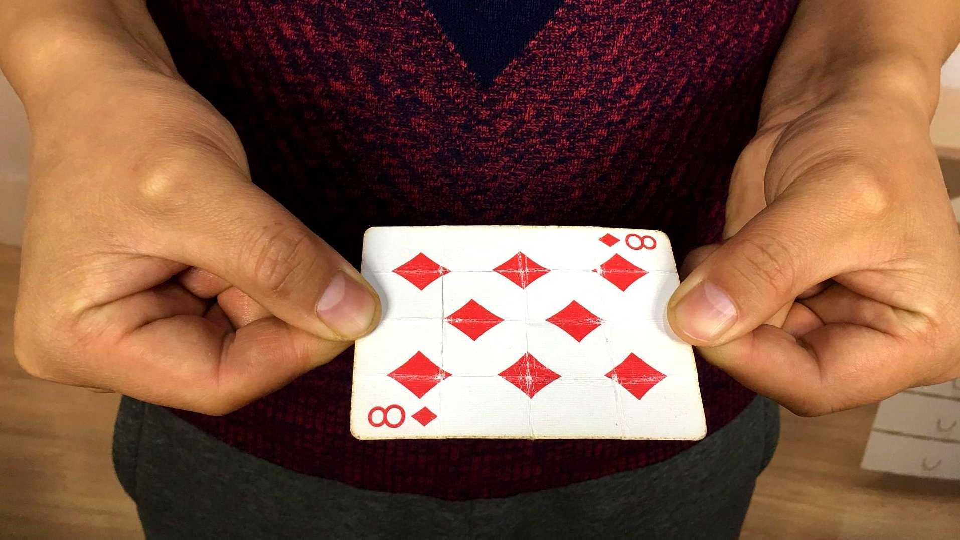 魔术教学-简单又帅气的拇指射牌&耍帅必学手法之一