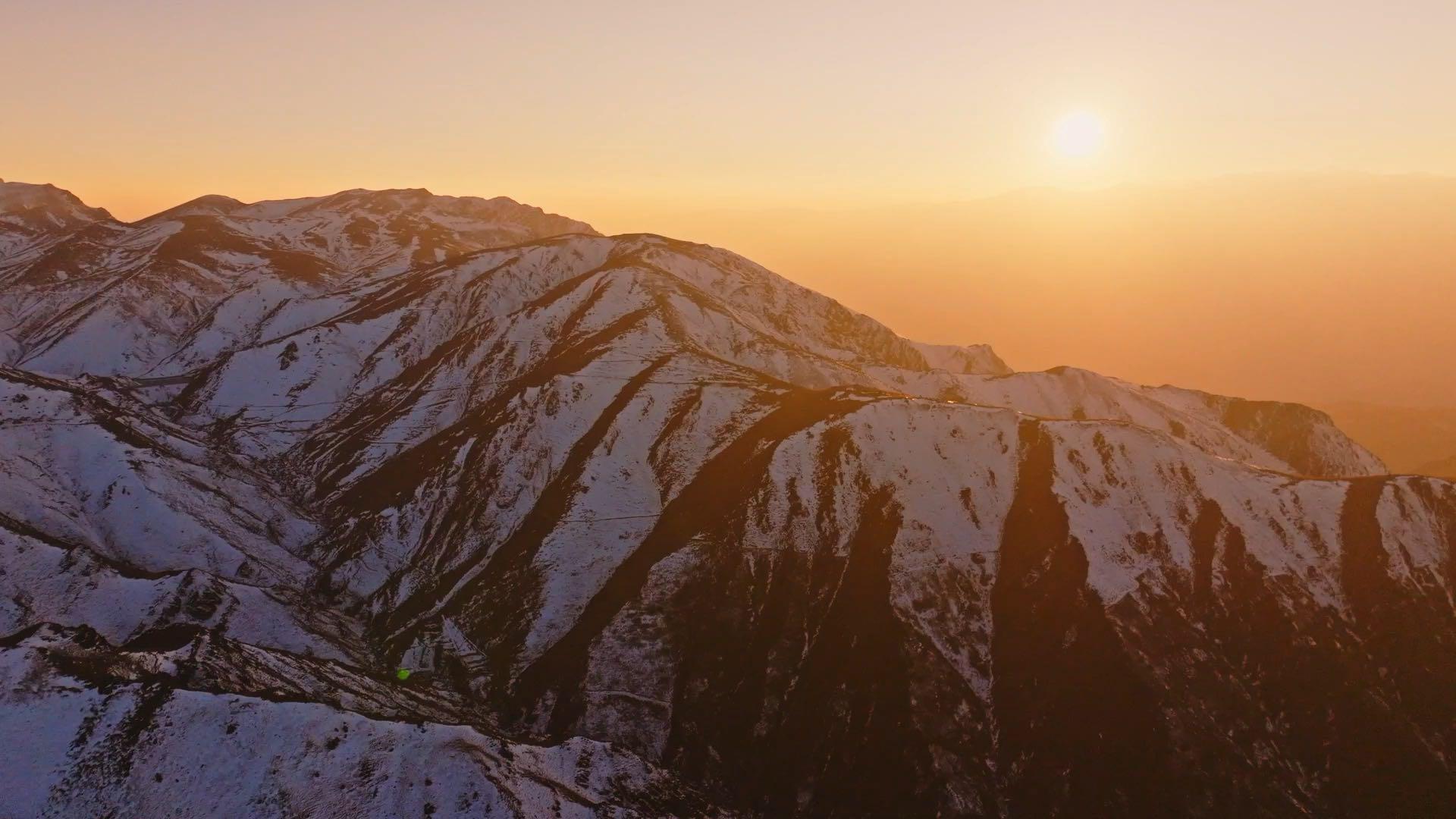 日落时分金黄色的雪山山峰晚霞峡谷航拍，视频素材：画视记官网