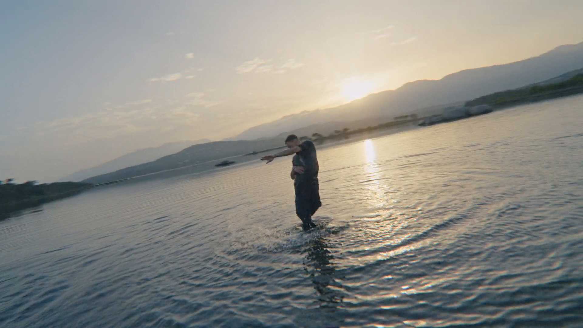 LV无人机行为艺术短片《水上舞》