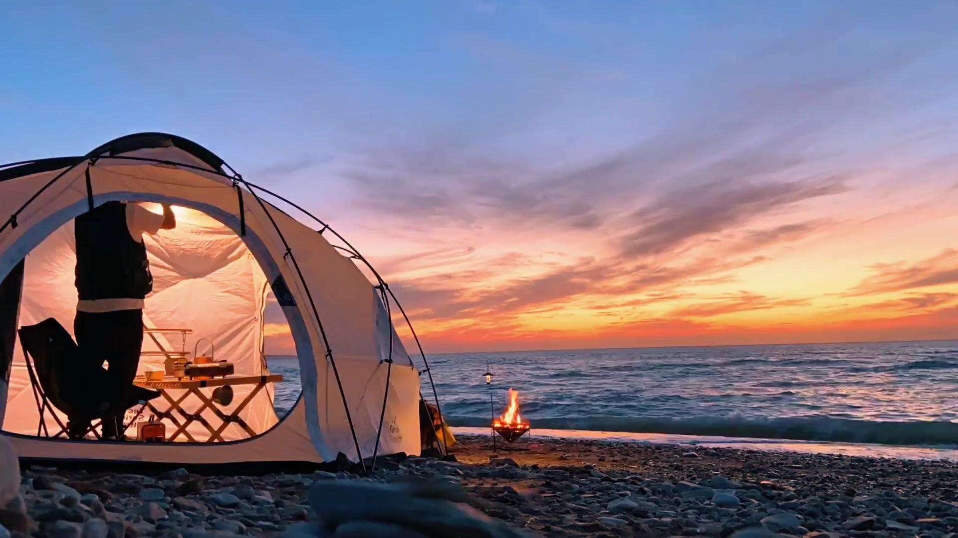 绝美日落下的海边露营