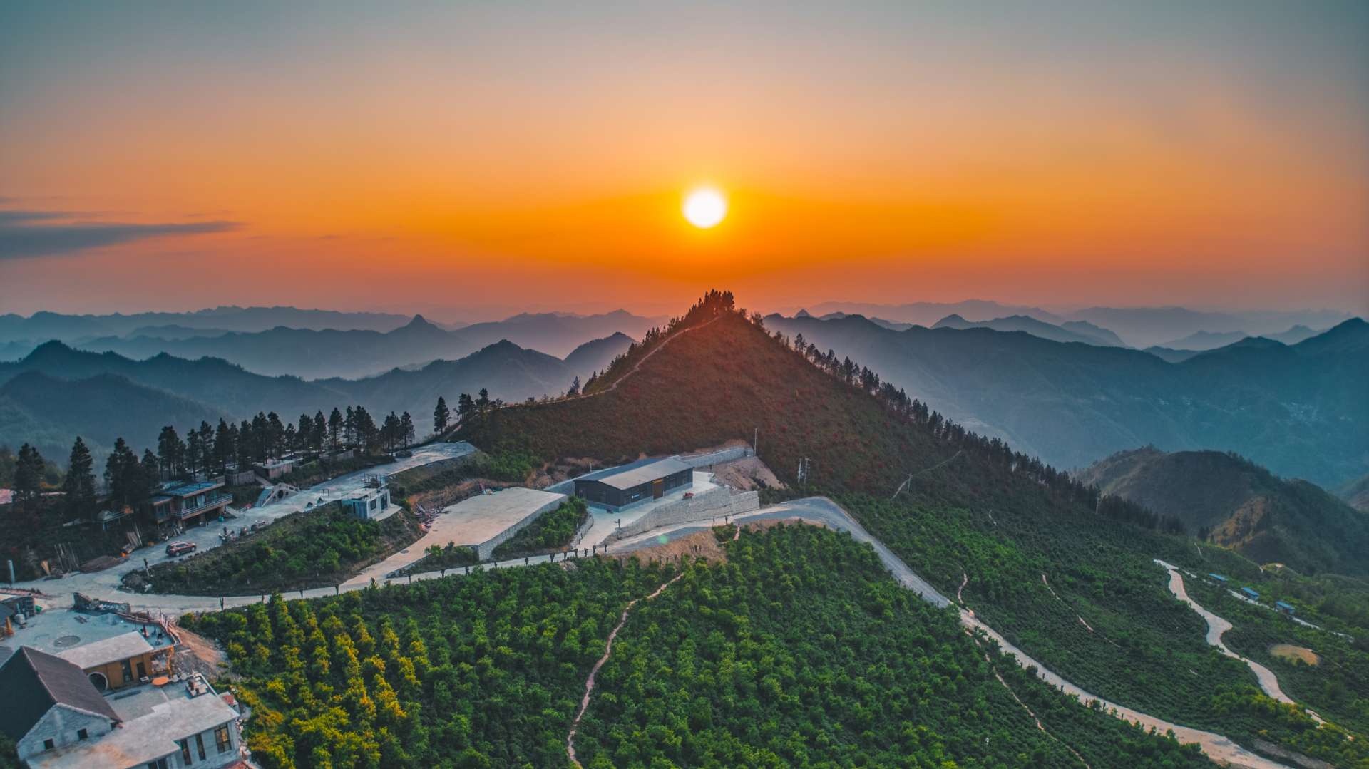贵州望谟：圣境峰上映山红