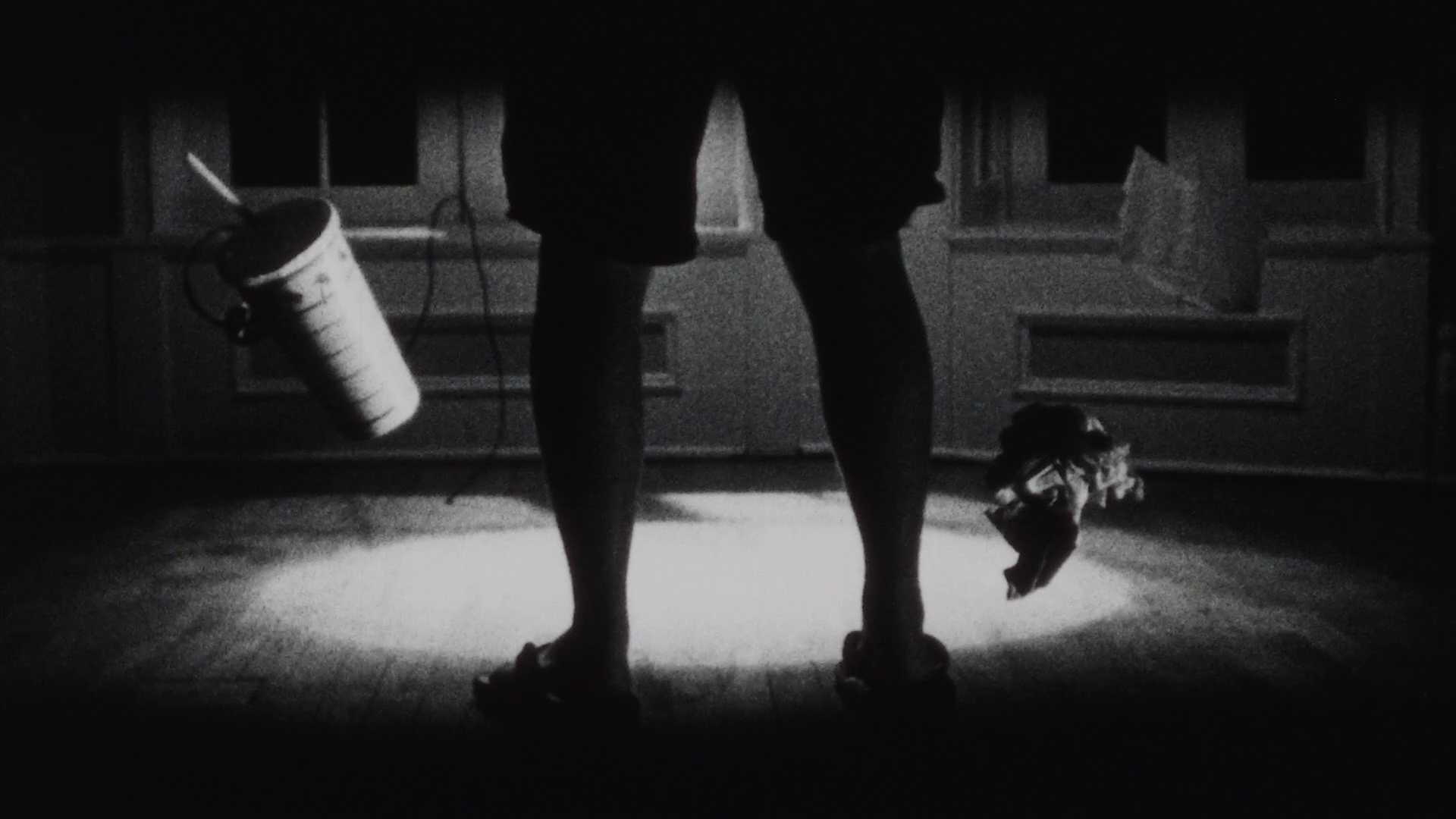 16mm黑白超短片-“他们不喜欢拖鞋”