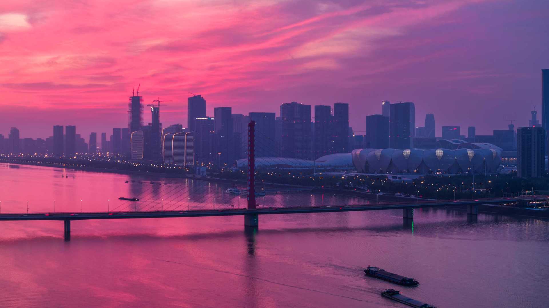 今日份清晨五点朝霞满天的杭州，和你一起分享这粉色的浪漫。