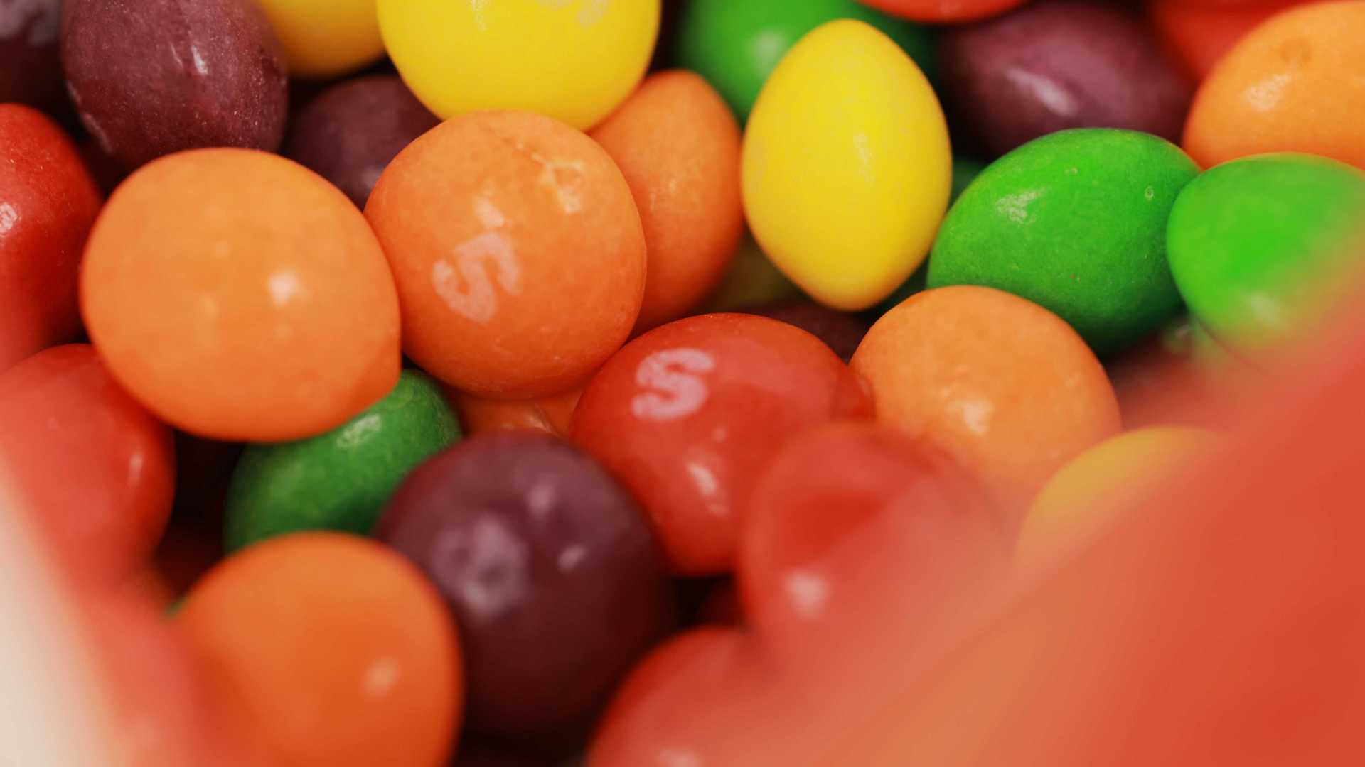 Skittles 彩虹糖｜低成本零食广告