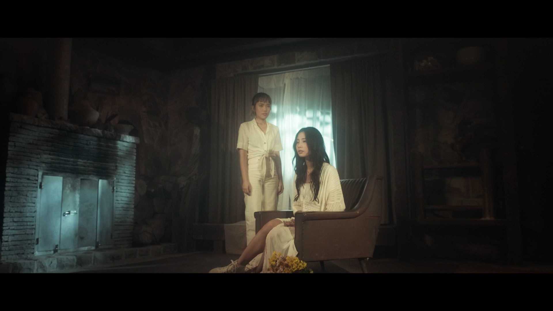 陳忻玥VickyChen & Dena-Hold Me Tight MV