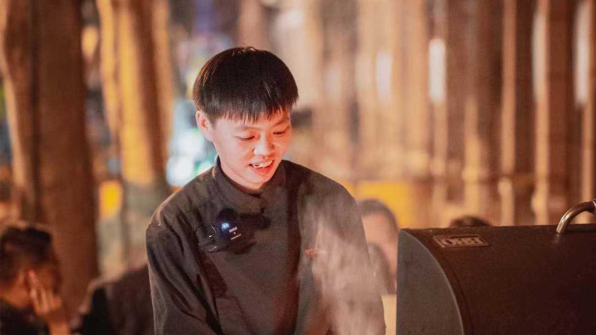 美食纪录片 - 在上海，法餐主厨开的路边摊烧烤火了！