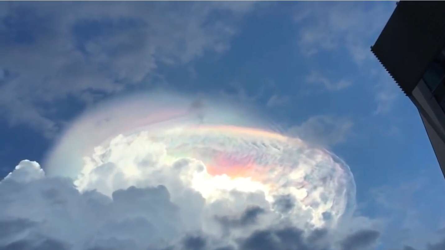 圣荷西出现一艘藏身在云层中的昴宿星光飞船(2015.9)