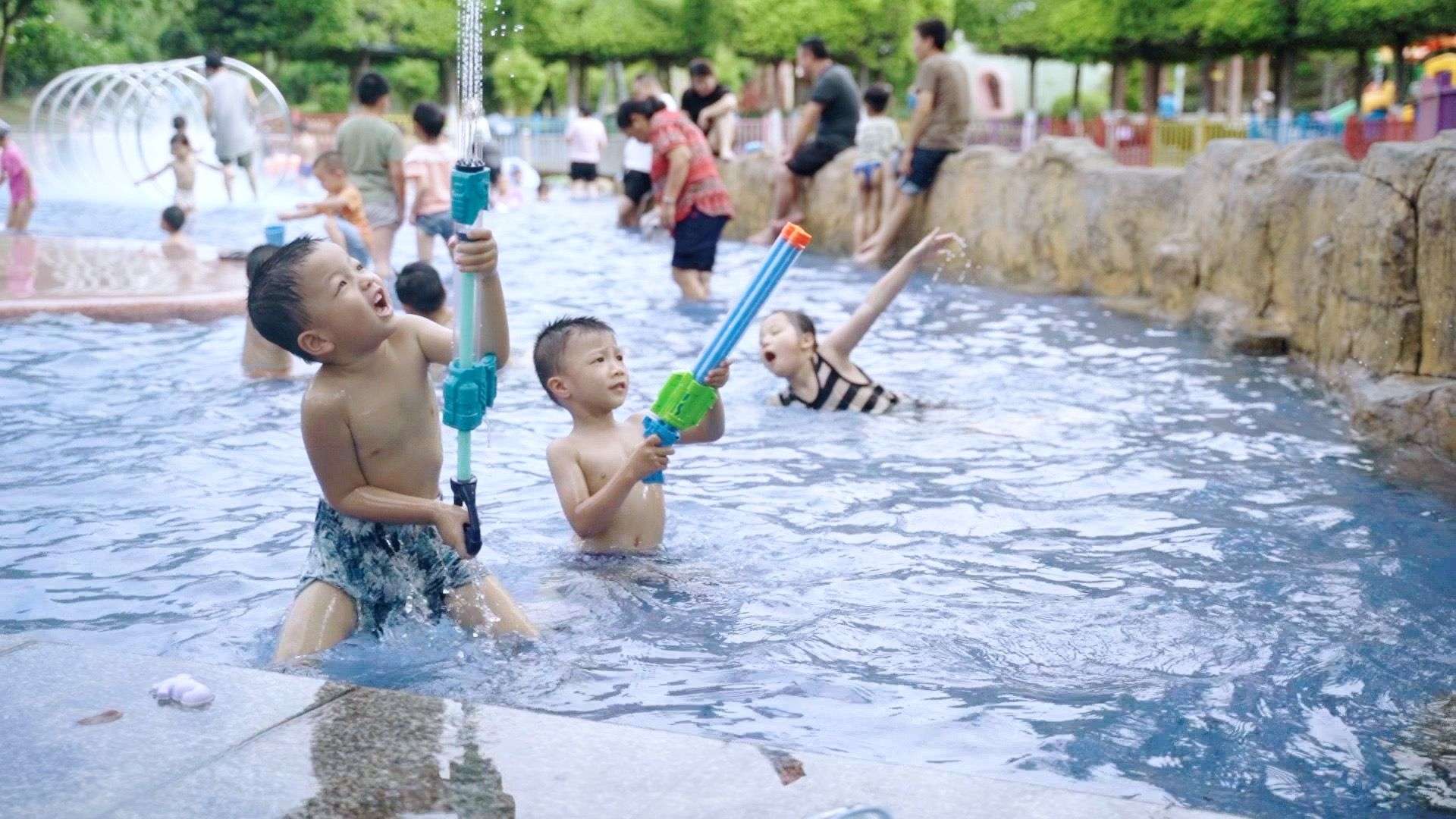 小孩开学3天就怀念夏天游山玩水的生活。广州市番禺区儿童公园。