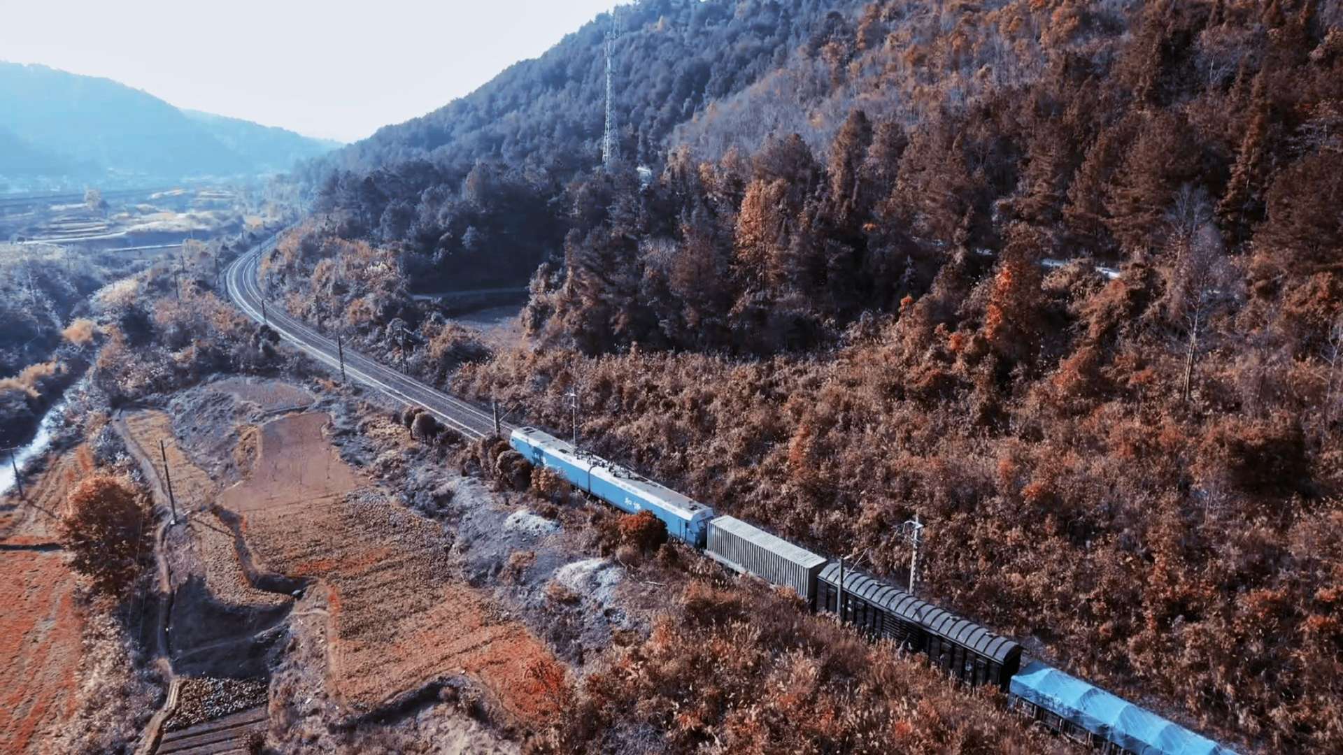 火车行驶在秋天的轨道