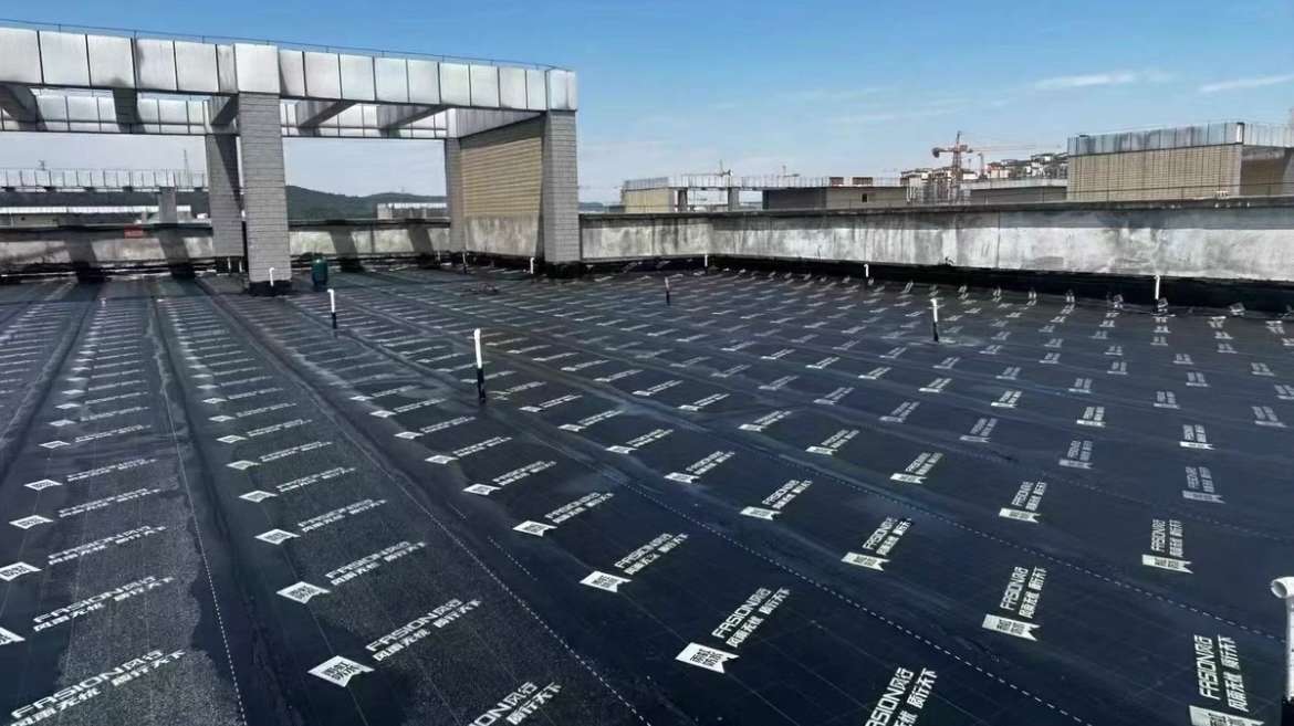 北京雨全防水楼顶屋面做防水工程材料施工现场