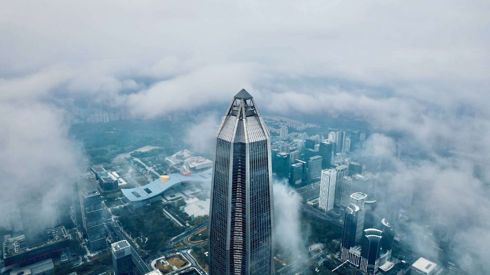 平安金融中心云雾缭绕
