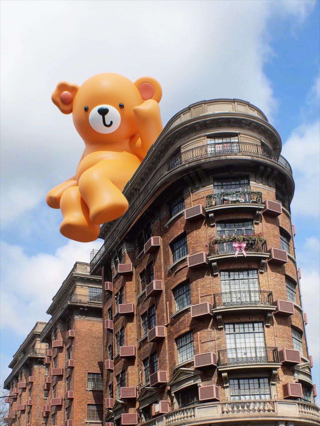 武康路City walk发现今天的武康大楼坐上了一只玩具小熊！