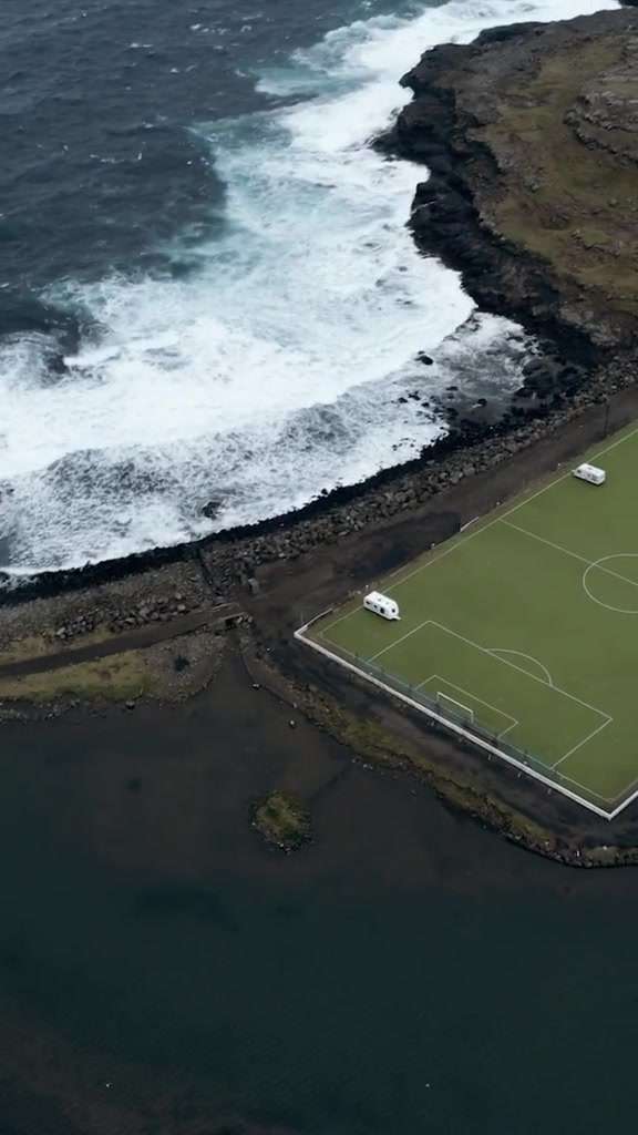 无人机视角感受海边足球场！