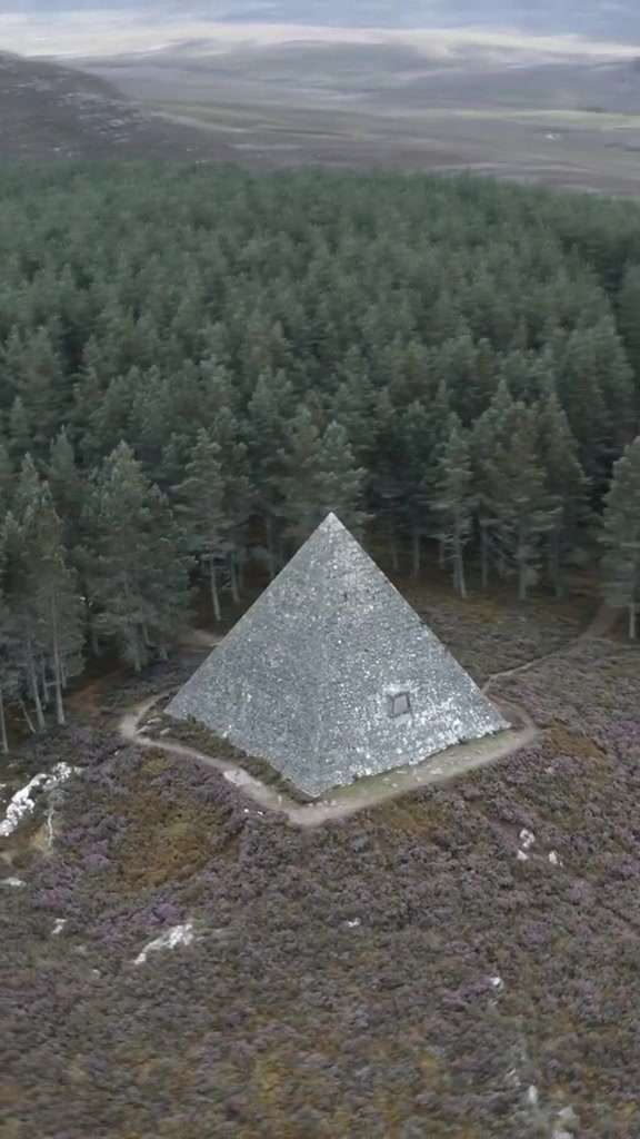 无人机视角感受郊野金字塔的神秘