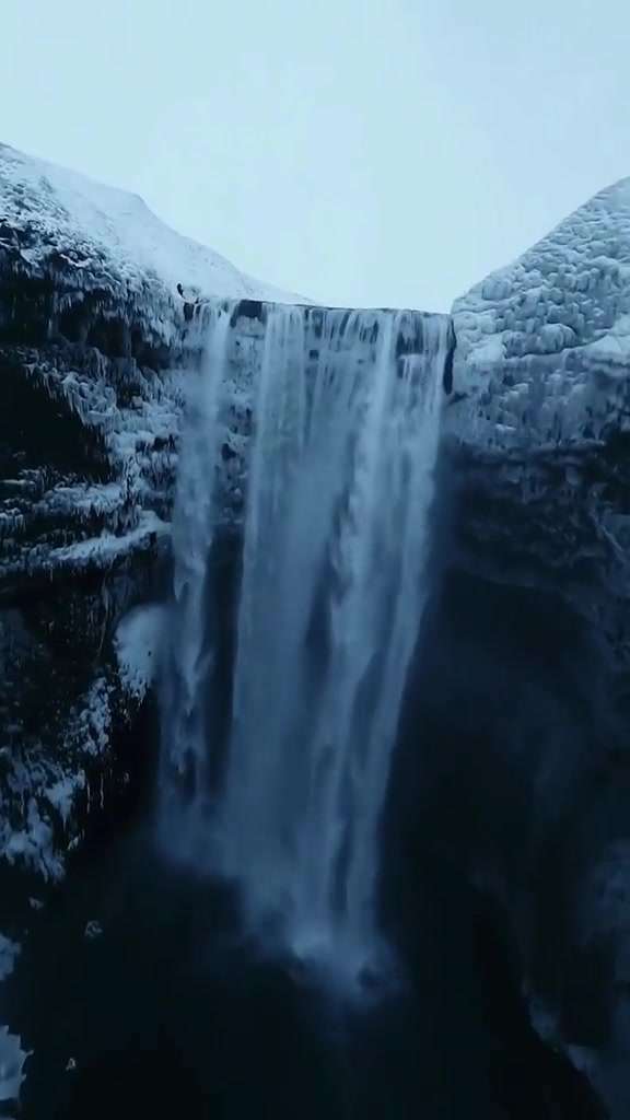 无人机带你窜梭于冰岛瀑布！