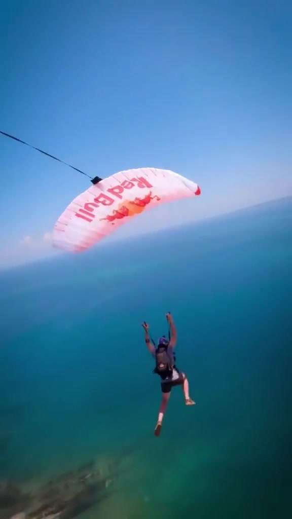 无人机视角下的海上滑翔伞体验！