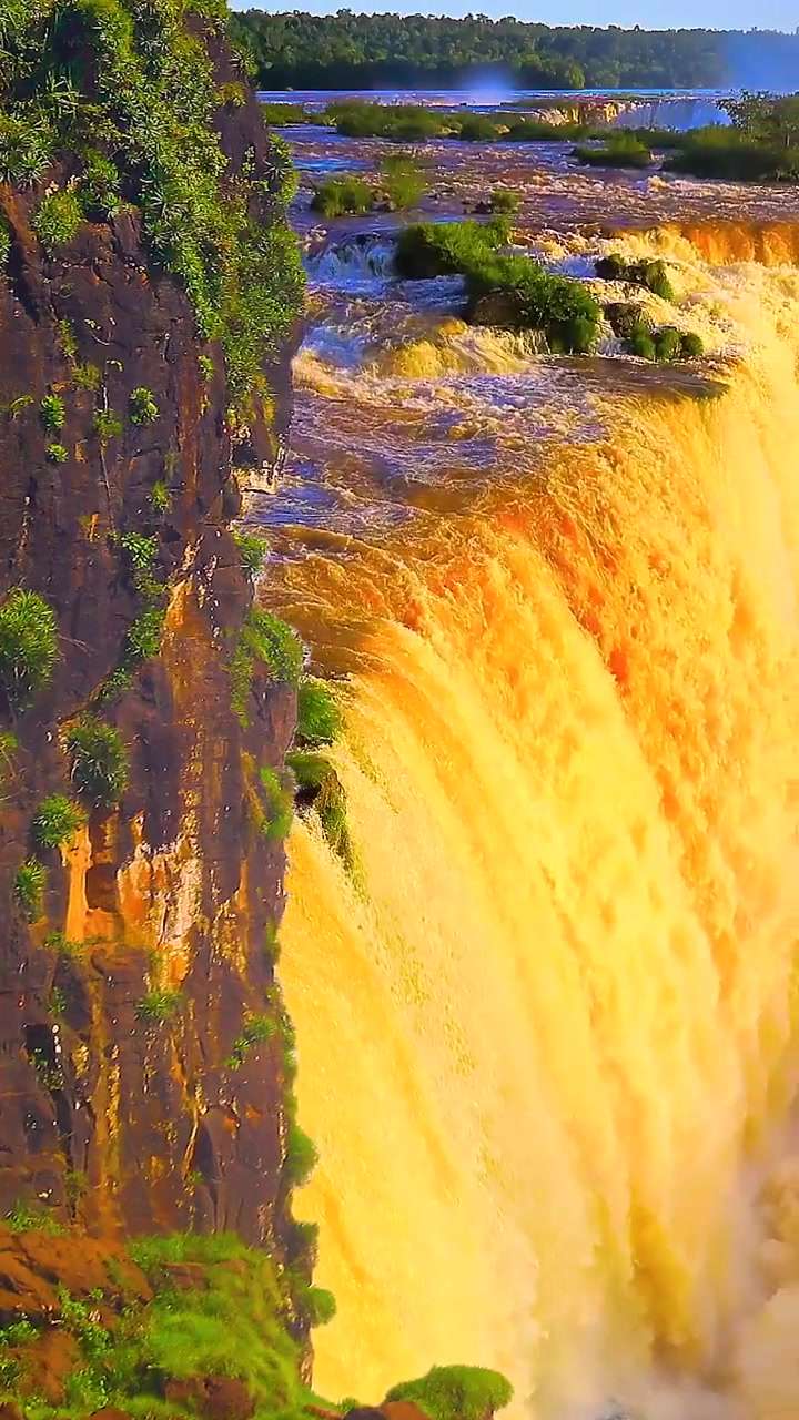 超震撼！金色瀑布