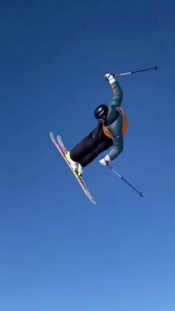 来收看一段充满特色的滑雪视频！