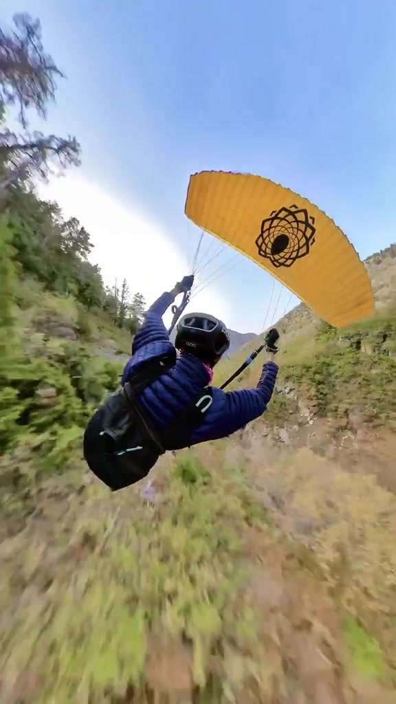 超酷的滑翔伞山地速降！
