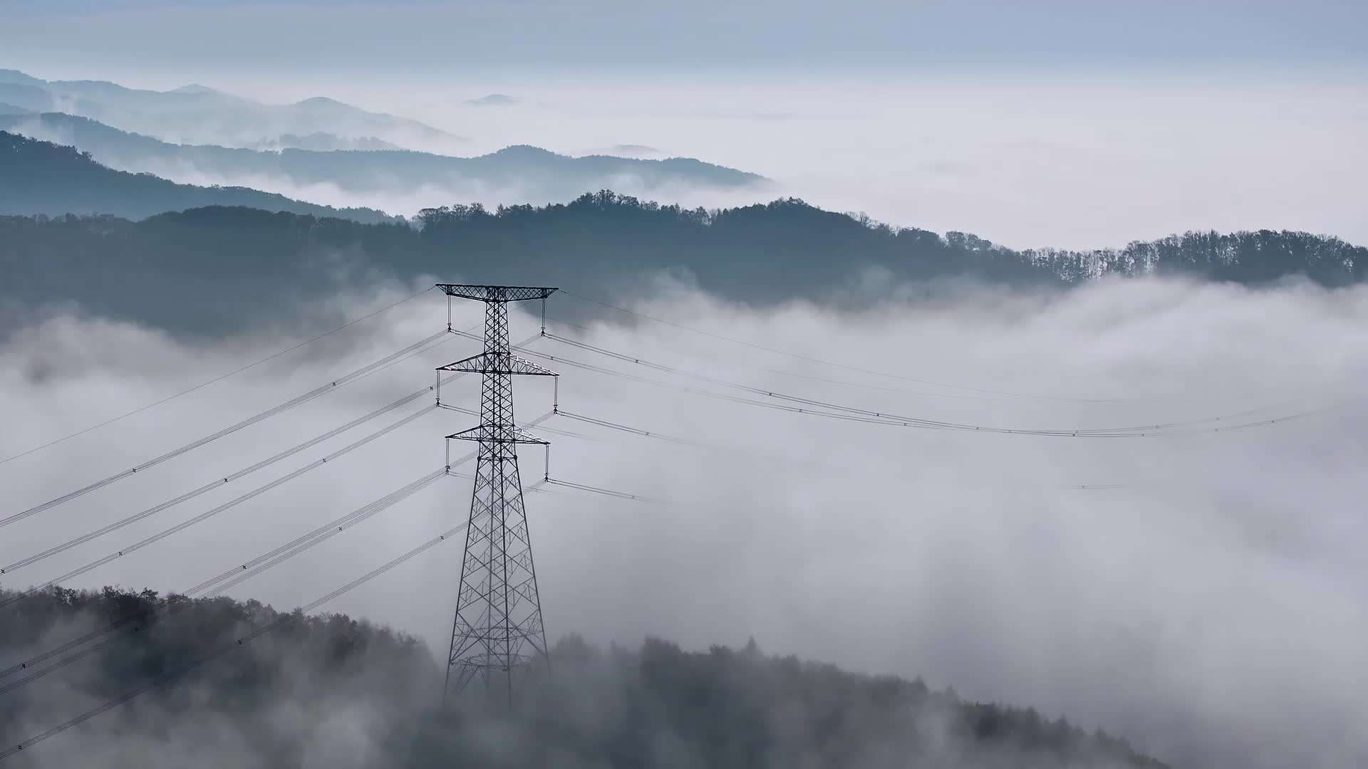 架在山间的电网，清晨的平流雾。
